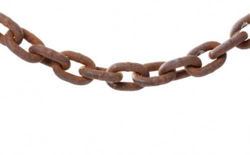 rusty-chain-link-picture-id656073864.jpg
