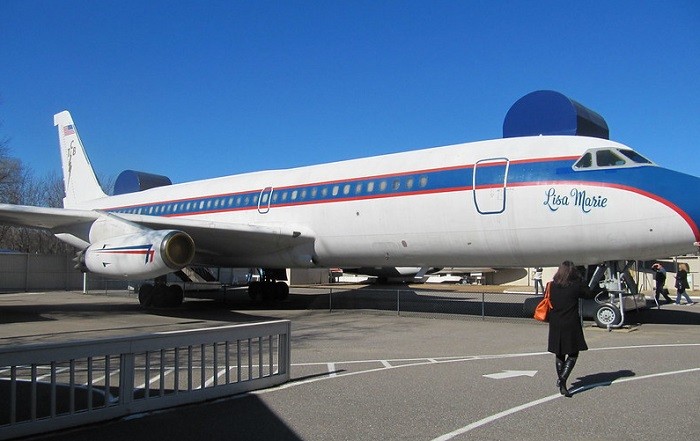 Jet pribadi Elvis Presley yang dipajang di Graceland.