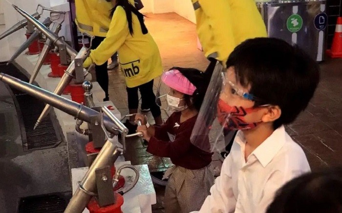 Pengunjung anak-anak di KidZania Surabaya saat memainkan peran atau profesi layaknya orang dewasa. Pengalaman belajar sambil beramain yang ditawarkan KidZania Surabaya tentu siap membuat momen liburan semakin berkesan.