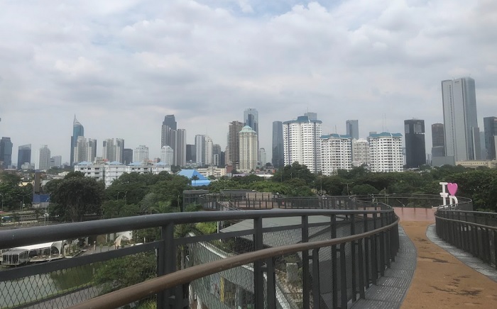 Skywalk Senayan Park, rekomendasi tempat ngabuburit di Jakarta Selatan yang cocok untuk berswafoto.