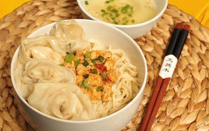 Bakmi Pelita 2, rekomendasi tempat makan siang enak di Bandung yang legendaris sejak tahun 1998. Lokasinya dekat hotel hingga tempat sewa motor.