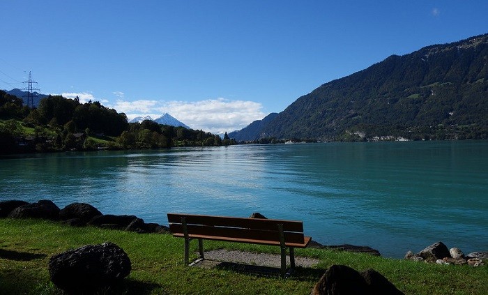 Danau Brienz terkenal dengan dermaga pendaratan kayunya yang menghadap ke air biru kehijauan nan indah.
