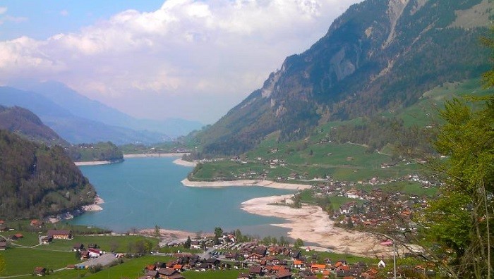Danau Lungern di Siwss menjadi salah satu lokasi syuting serial drama Korea Selatan, Crash Landing on You.