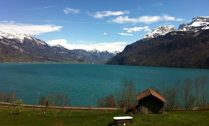 Danau Brienz di Swiss pemandangan Pegunungan Alpen yang menjadi latar belakangnya. Danau ini menjadi salah satu lokasi syuting serial drama Korea, Crash Landing on You.
