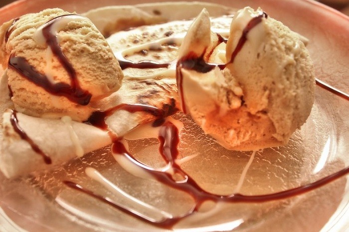 Iustrasi es krim vanilla. Seorang desainer asal Inggris mengklaim sebagai orang pertama yang membuat es krim dengan rasa vanilla dengan bersumber dari plastik daur ulang. 