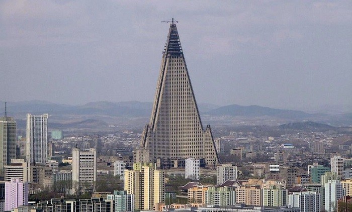 Ryugyong Hotel, sebuah bangunan hotel mewah di Korea Utara yang tak pernah menerima satu pun tamu sejak dibangun pada tahun 1987 silam.