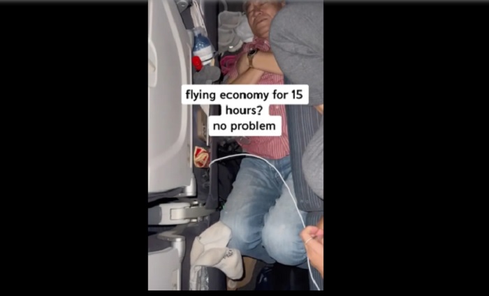 Sebuah video viral di TikTok menampilkan seorang penumpang tengah tidur di lantai dalam sebuah penerbangan jarak jauh.