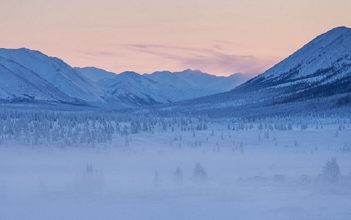 Oymyakon di Siberia Timur adalah salah satu wilayah berpenduduk terdingin di dunia. Suhu terdingin yang pernah tercatat di Oymyakon adalah minus 71,2 derajat celcius pada tahun 1924.