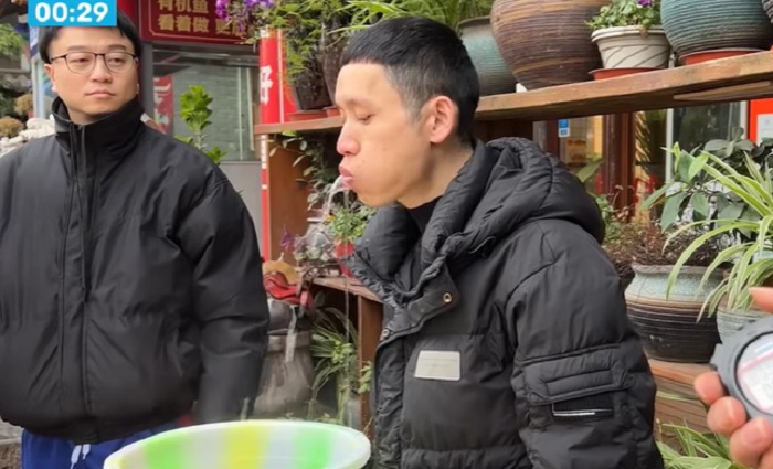 Seorang pria asal Tiongkok baru-baru ini memecahkan Guinness World Record baru. Pria bernama Ma Hui tersebut sukses mencatatkan waktu terlama dalam menyemprotkan air dari mulut secara terus menerus.