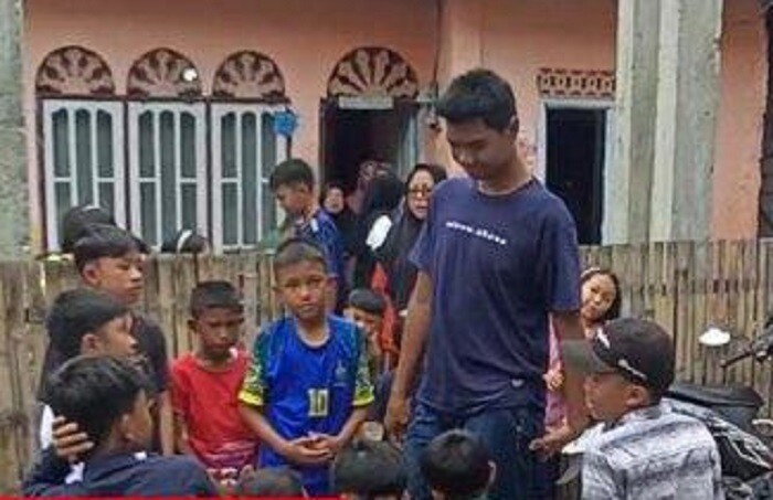 Sagil Muhammad Rizki murid kelas 6 SD di Belui, Kecamatan Depati Tujuh, Kabupaten Kerinci, Jambi viral karena memiliki tinggi badan 2 meter.