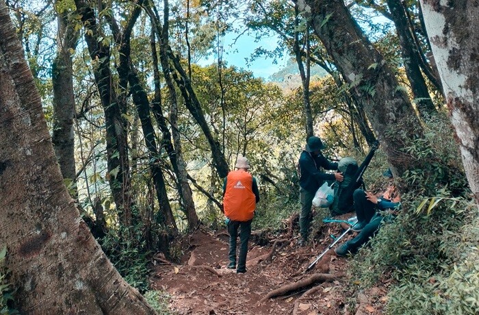 GUNUNG ANDONG - Pendaki tengah melintasi jalur pendakian Gunung Andong di Magelang, Jawa Tengah. Gunung Andong bisa menjadi pilihan bagi para pemula dengan tarif yang terjangkau.