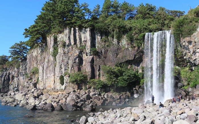 Jeongbang Waterfall di Pulau Jeju, Korea Selatan.