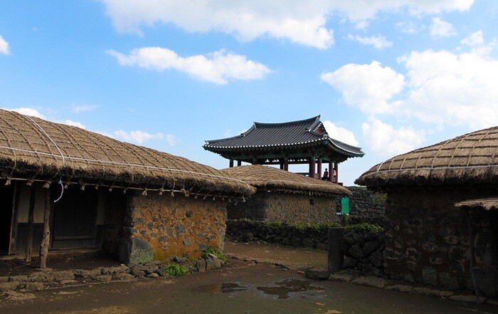 Pemandangan di Seongeup, sebuah desa tradisional yang mempertahankan arsitektur dan budaya Jeju kuno.