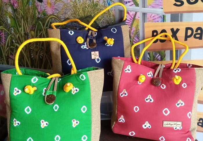 Beragam produk dari kain jumputan yang dihasilkan oleh Galeri Lintang Kejora di Kota Solo.