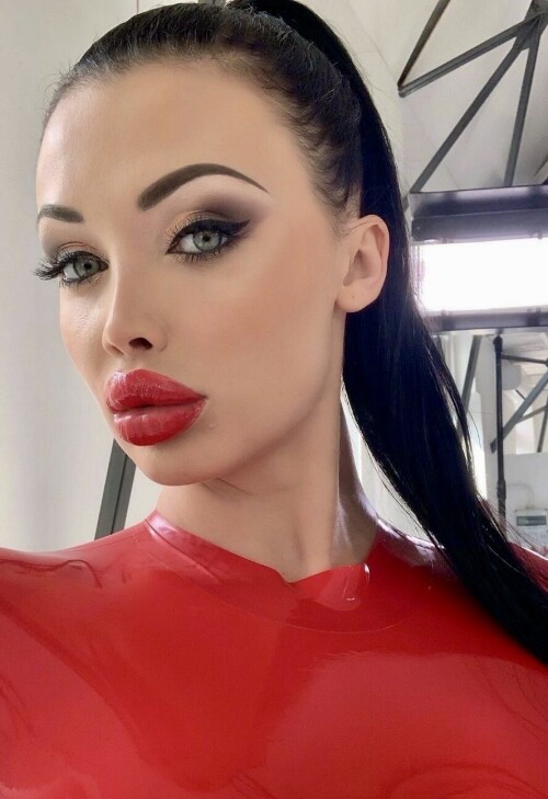 Redlipstick-latexfetischannarosenmueller-annarosenmullerlatexcatsuit-Aids-hiv-Muschi-stulpt-sich-heimlich-uber-Schwanze-ohne-Kondom-aidsfick-anstecken.jpg