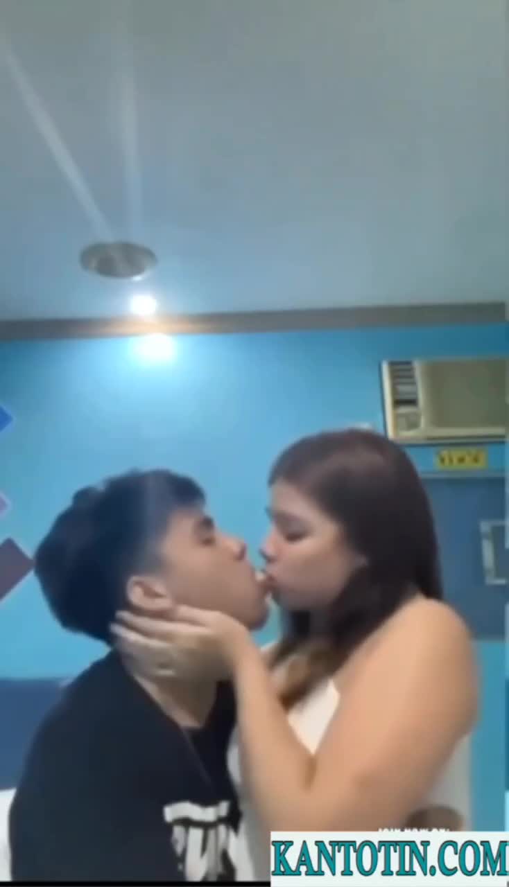 Mudamudi sedang bercinta