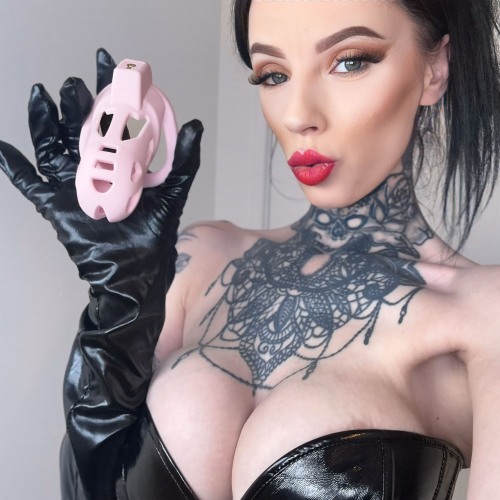 Smoking-lipstick-chastity-Mistress.png