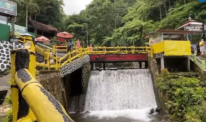 WISATA KARANGANYAR - Potret wisata Air Terjun Jumog di Karyanganyar, Jawa Tengah, Jumat (5/12/2025).