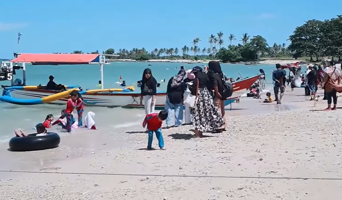 WISATA LAMPUNG SELATAN - Potret wisata Bagus Beach Walk di Lampung Selatan, Lampung yang menjadi salah satu destinasi favorit, Senin (6/12/2025).