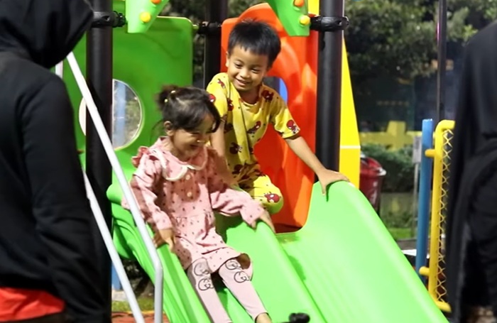 WISATA BALIKPAPAN - Sejumlah wisata tampak menikmati kunjungan di Puspoyudo Park II, Balikpapan, Kalimantan Timur, Jumat (12/12/2025).