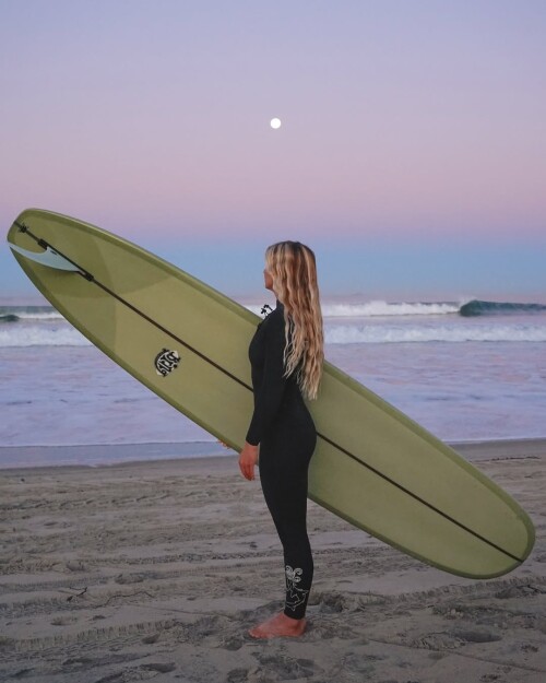 SURfing467✺ wearing my favorite wetsuit from @mamalasurf & surfing my new favorite log from @bingsur